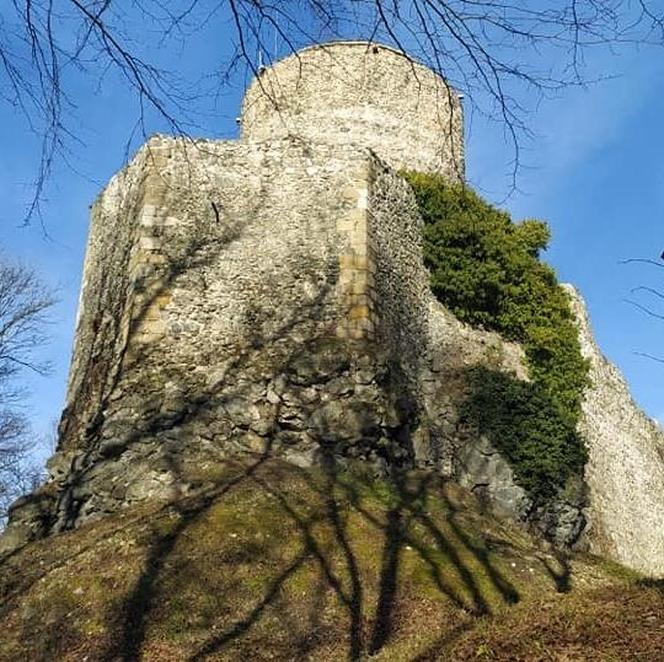 To najstarszy zamek w Polsce. Ma ponad 850 lat i jest na Dolnym Śląsku