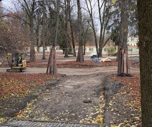 Główne wejście do Parku Planty zagrodzone