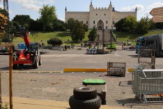 Przed sobotnim koncertem trwa budowa sceny na pl. Zamkowym w Lublinie