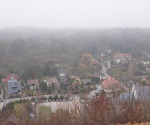 Mglisty Kazimierz Dolny w obiektywie. Miasteczko nad Wisłą przyciąga turystów nawet późną jesienią