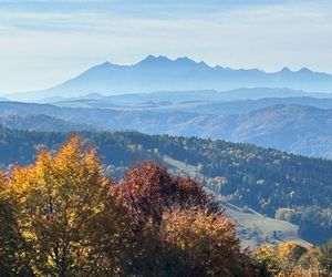 Małopolskie pasmo górskie zachwyca jesiennym pięknem. Ukryta perełka z widokiem na tatry 