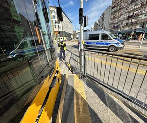 Metalowa belka przebiła tramwaj i nogę pasażera. Poszkodowany trafił do szpitala