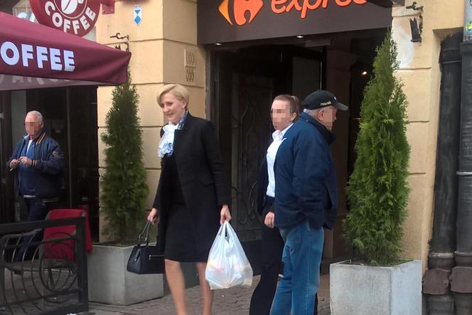 Prezydentowa dźwiga zakupy w niedzielę