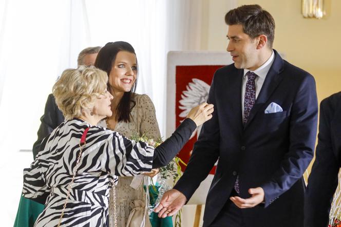 Na Wspólnej odc. 3288. Marta (Joanna Jabłczyńska), Honorata (Aleksandra Konieczna), Mikołaj (Krzysztof Wieszczek)