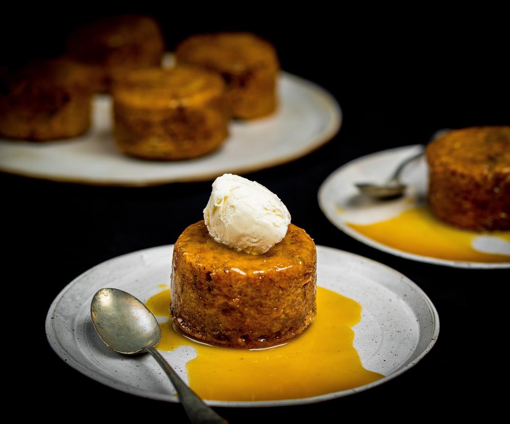 Klasyka brytyjskich słodkości. Sticky toffi pudding zaskoczy swoją głębią smaku