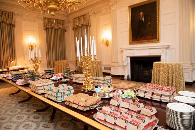 Trump przywitał gości... hamburgerami z fast foodu