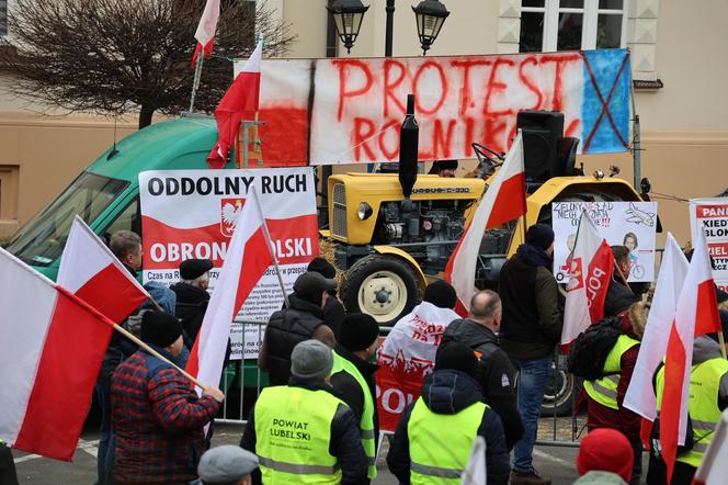 Protest rolników 20 marca przed Lubelskim Urzędem Wojewódzkim w Lublinie