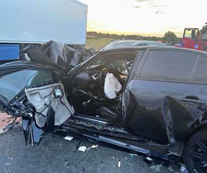 Wypadek na dk17 w woj. lubelskim. BMW czołowo zderzyło się z mercedesem