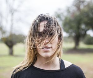 Nie wychodź z mokrą głową, bo zachorujesz. Ile w tym prawdy?