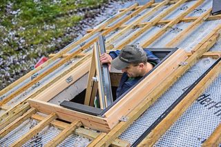 Okno dachowe w izolacji nakrokwiowej: wszystko, co musisz wiedzieć o montażu