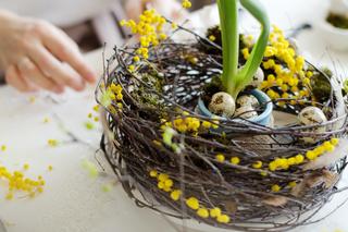 Ozdoby na Wielkanoc: sztuczne kwiaty, gałązki i piękne wianki