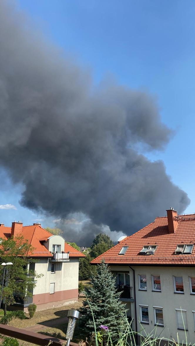 Czarny dym nad Zabrzem. Strażacy walczą z pożarem na Zaborzu