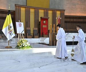 Warszawa żegna papieża Franciszka. Poruszające wpisy w Archikatedrze 