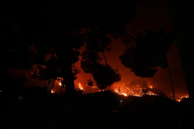 Polscy turyści ewakuowani z Korfu w Grecji z powodu szalejącego pożaru. Biura odwołują loty na wyspę