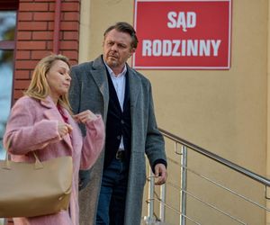 Na Wspólnej odc. 4038. Karolina Wysocka (Paulina Holtz), Konrad Wysocki (Marek Bukowski)