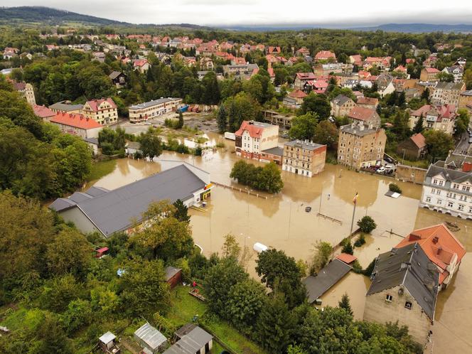 Powódź 2024 w Kłodzku. Miasto tonie, ogrom tragedii widać na zdjęciach z lotu ptaka