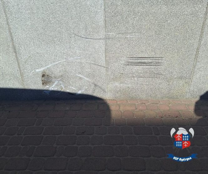 Samochód osobowy uderzył w budynek, kierowca w szpitalu