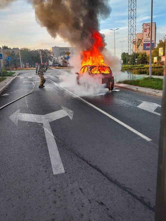 Pożar samochodu w centrum Torunia. Auto płonęło jak pochodnia