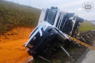 Wola Hankowska. Kraksa ciężarówki z busem na A1. Z tira wylał się potok czerwonej substancji