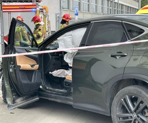 Auto wbiło się w budynek Instytutu Lotnictwa