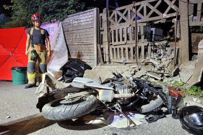 Motocyklista huknął w ogrodzenie i zginął! Tragiczny wypadek w Chełmży [ZDJĘCIA]