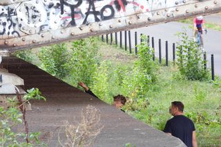 Wypadek na Bulwarach Wiślanych. 15 latka spadła z mostu.