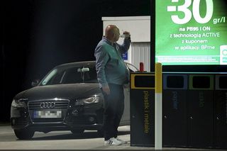 Wojciech Kowalczyk zeruje butelkę i kopci jak lokomotywa na stacji benzynowej. Na koszu stała jeszcze cola zero [ZDJĘCIA PAPARAZZI] 