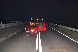 Zawada Lanckorońska. Karambol na moście po błędzie pijanego kierowcy. Sprawca uciekł i schował się w krzakach