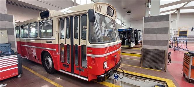 W PRL-u każdy o nich marzył, do Krakowa trafiły używane. Kultowe scanie wyremontowane przez MPK