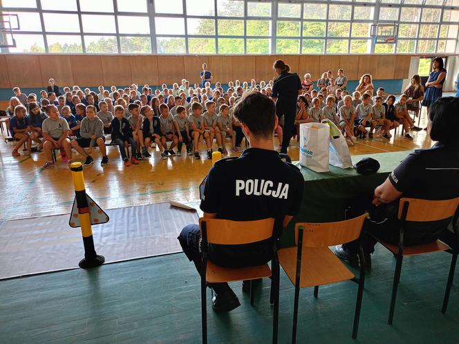 Dzieci z siedleckiej "Ósemki" chętnie uczestniczyły w zajęciach z policjantami