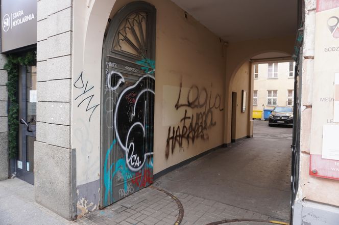 W niektórych miejscach Chmielnej - mimo remontu - nadal straszą jednak graffiti