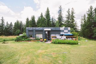 Nielegalny kontener zadomowił się na górskiej łące. W oknach firanki, przed blachą rabaty: Minęły już 4 lata, rezultatów brak