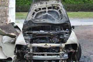 Pijany nie chciał zapłacić za kurs taksówki. Później oblał auto benzyną i podpalił