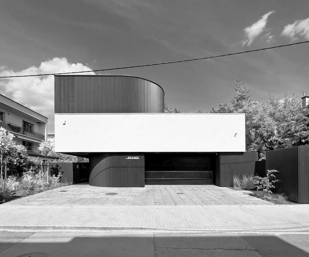 Nowoczesna Willa Kaziu w Krakowie, projektu Macieja Dyląga, Katarzyny Wichary i Marty Hausman-Dyląg, to dom jednorodzinny o obłych narożnikach i elewacji z blachy. Prezentację tego projektu w konkursie Życie w Architekturze 2025 można zobaczyć na Architektura Murator Plus.