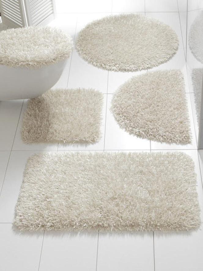 Beżowy dywanik łazienkowy