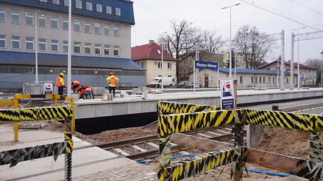 Dworzec Olsztyn Główny coraz bliżej. Postępują prace przy budynku oraz na peronach