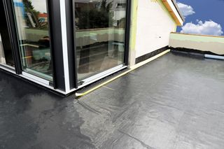 Hydroizolacja balkonu - jak ją wykonać? Jaka izolacja na balkon pod płytki?