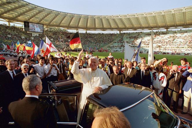 Jan Paweł II na stadionie w Rzymie