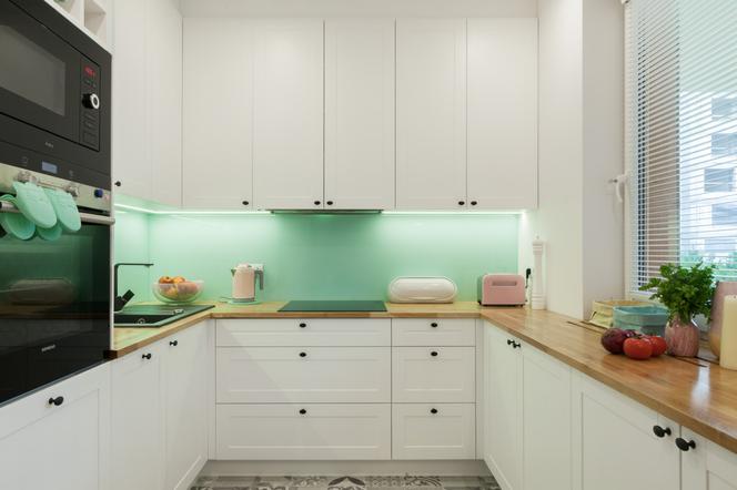 Kolorowa ściana w kuchni – mięta z malinami