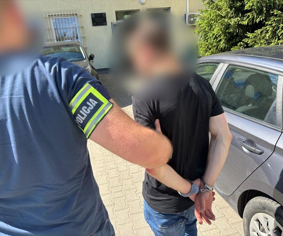 Od kilku miesięcy okradał niezamknięte auta. Policja z Ostródy szuka poszkodowanych