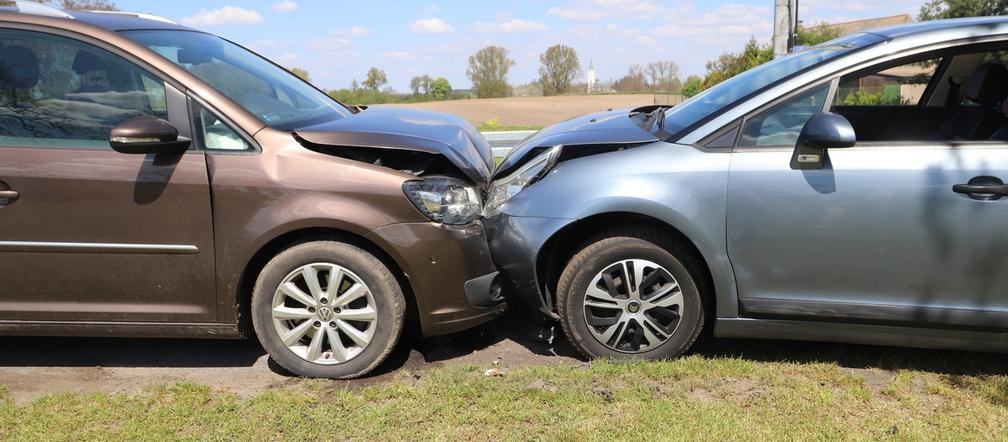 Czołowe zderzenie w gminie Piotrków Kujawski. Pijany sprawca uciekał przed policją