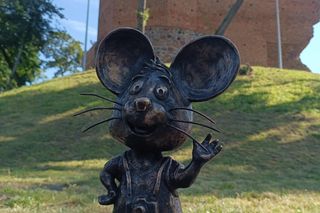 Teraz nie tylko Bydgoszcz ma swoje myszki. Pierwsza figurka uśmiechniętego gryzonia stanęła w Kruszwicy, pod Mysią Wieżą