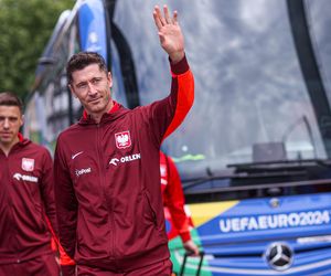 Robert Lewandowski przyłapany przed treningiem. Zobaczyliśmy to w jego rękach i serce zabiło nam mocniej. To mówi wszystko [ZDJĘCIA]