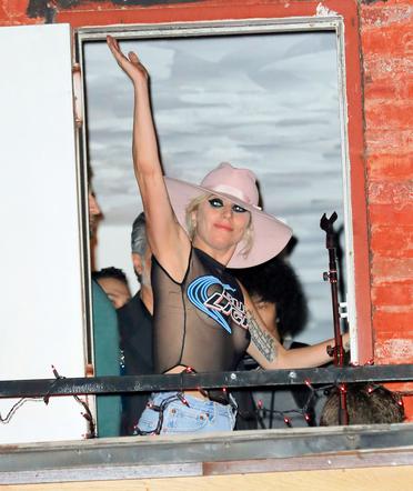 Lady Gaga koncert na dachu