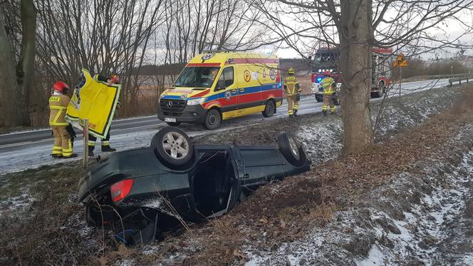 Zima zaskoczyła drogowców i kierowców. Jeden skończył w rowie