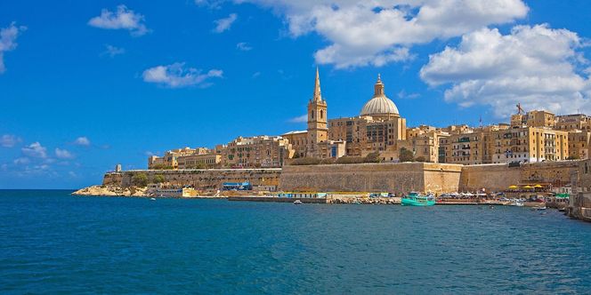 Malta. W tym mieście notuje sie ponad 300 słonecznych dni rocznie. Z lotniska w Rzeszowie  dolecisz tam w niecałe 3 godziny