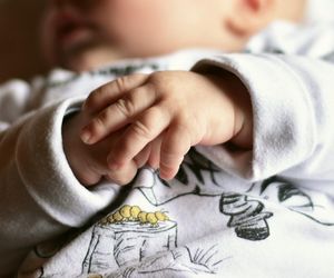 Dwumiesięczna dziewczynka z pękniętą czaszką. Rodzice zatrzymani