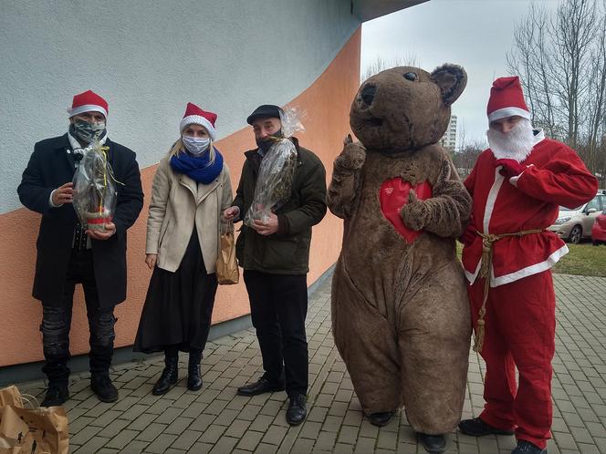 Mikołaj z prezentami dla dzieci z SP 26 i SP 19 w Toruniu