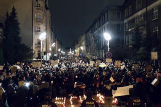 Na ulicach Katowic pojawiły się tłumy. Protestujący szli pod hasłem: Ani jednej więcej [ZDJĘCIA]
