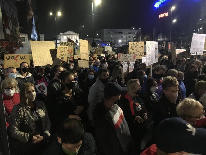 Strajk kobiet w Sosnowcu. Tłumy na ulicach! Wsparcie karetek, medyków i taksówkarzy